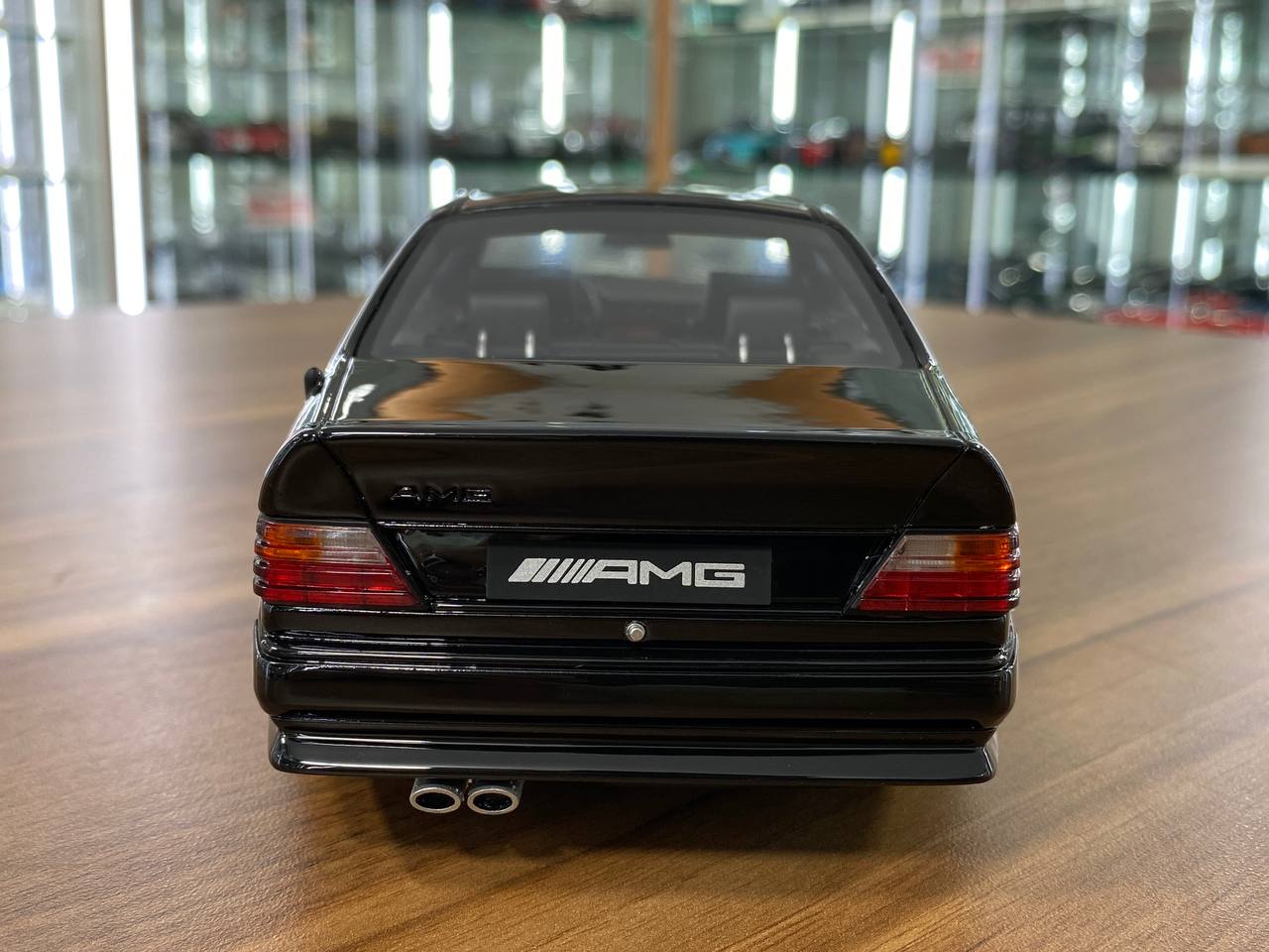 1/18 Resin Otto Mobile Mercedes Benz 300 CE 6.0 (C124) 1990 Black Limited 4000 pcs