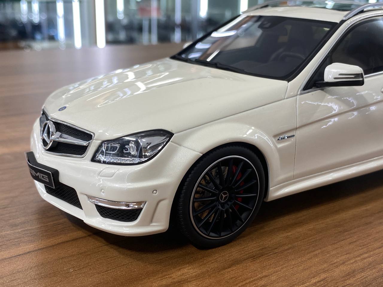 1/18 Resin GT Spirit Mercedes Benz C63 AMG T- Model 2011 white Limited 1250 pcs
