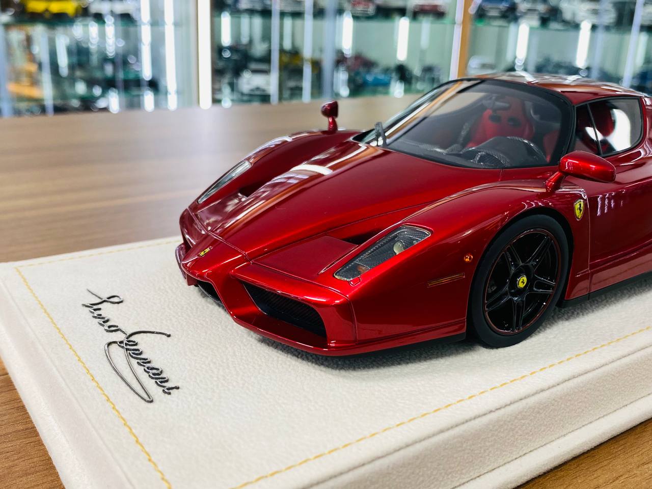 1/18 MR Collection Ferrari Enzo Rosso Efesto (deep red) black rims & red accent line