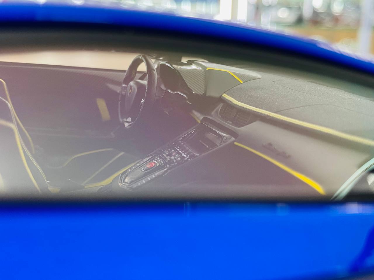 1/18 Davis & Giovanni Lamborghini Aventador LP 750-4 SV in a sleek blue