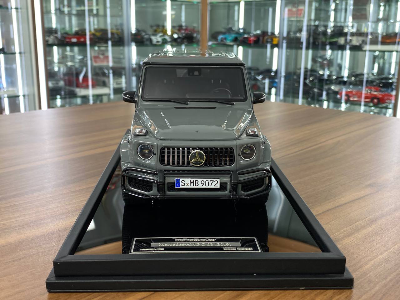1/18 Resin Motor Helix Mercedes Benz AMG G63 2019 Arabian Gray Limited 99 pcs