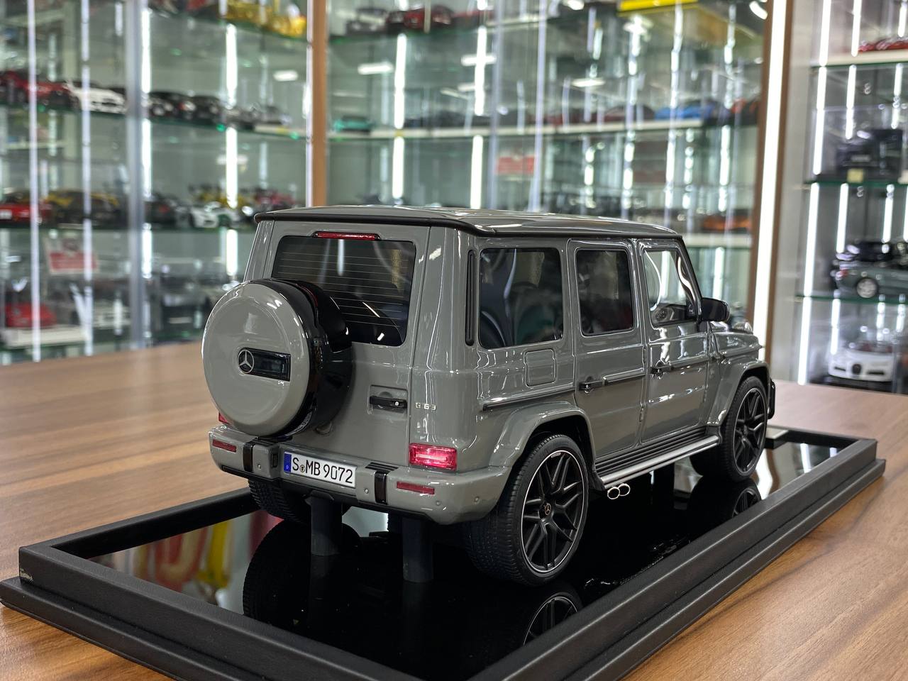 1/18 Resin Motor Helix Mercedes Benz AMG G63 2019 Arabian Gray Limited 99 pcs