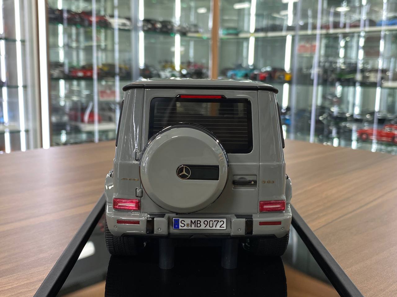 1/18 Resin Motor Helix Mercedes Benz AMG G63 2019 Arabian Gray Limited 99 pcs