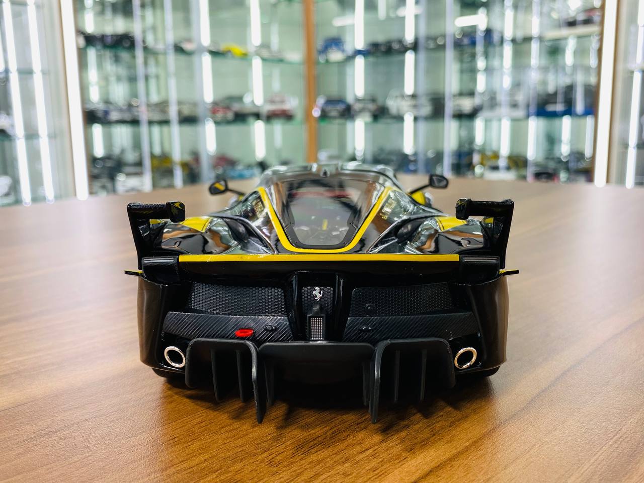 1/18 Diecast Bburago Signature Series Ferrari FXX K #44 black / yellow