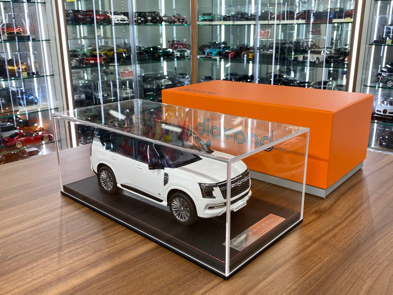 1/18 Resin Diamand Nissan Patrol Y63 Platinum – White / Black – Limited Edition - 75 pcs