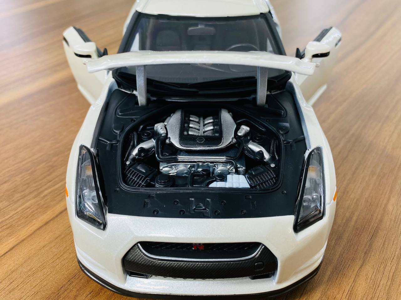 1/18 Diecast 2009 Nissan GT-R R35 Pearl White Bburago Scale Model Car