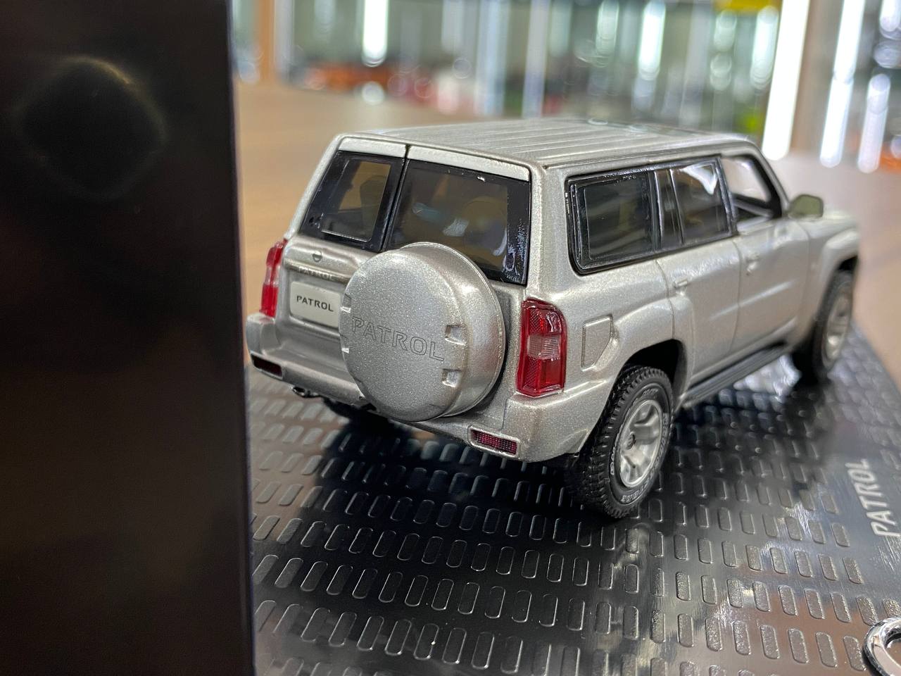 1/43 Diecast Nissan PATROL Y61 Silver - Dealer Edition