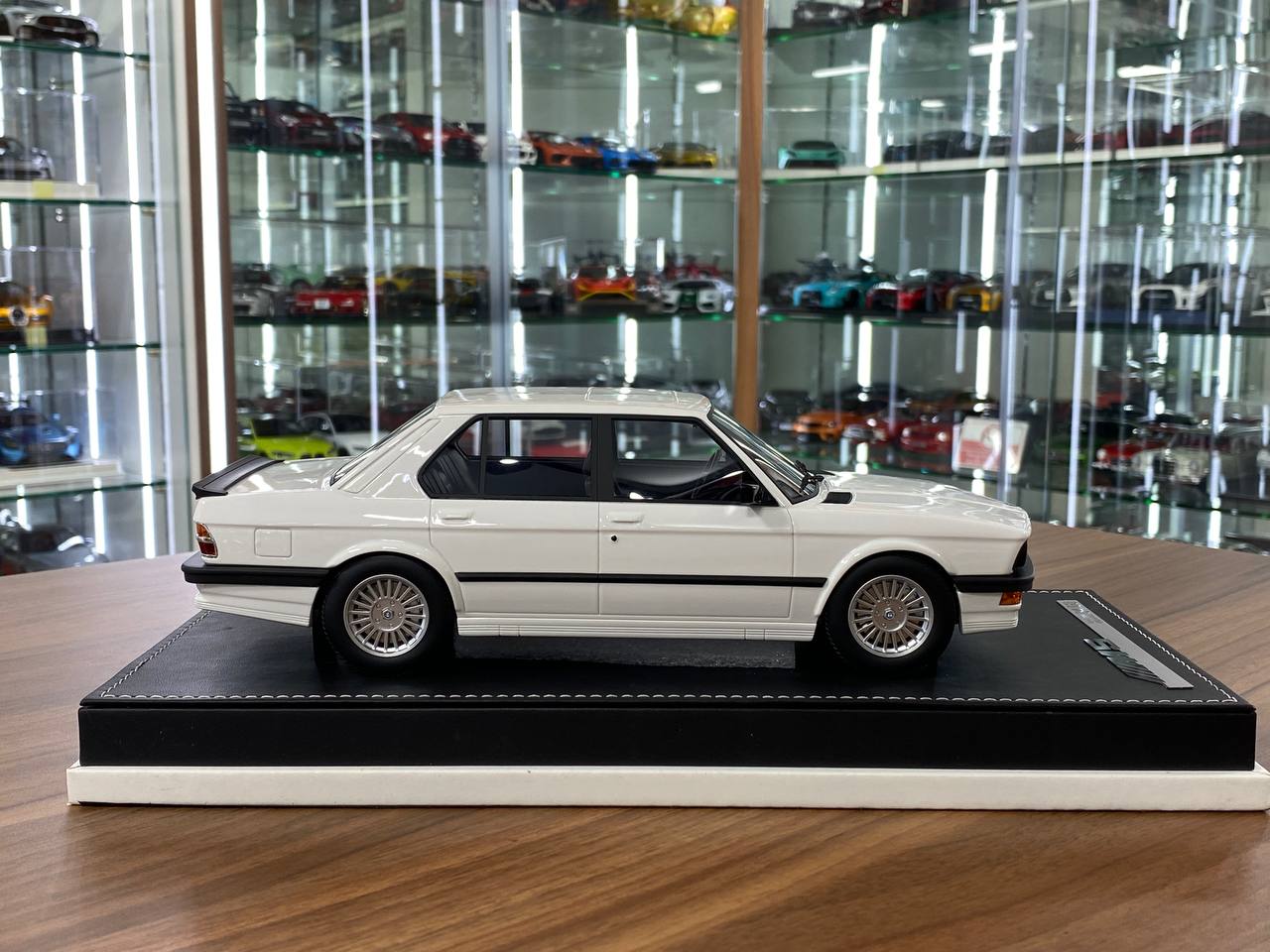 1/18 Resin Auto Barn BMW M5 E28 1986 White Limited - 60 pcs
