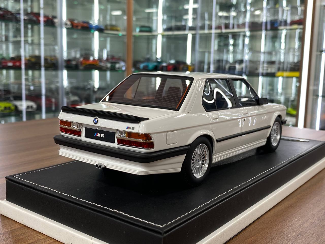 1/18 Resin Auto Barn BMW M5 E28 1986 White Limited - 60 pcs