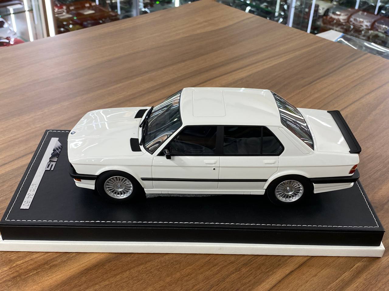 1/18 Resin Auto Barn BMW M5 E28 1986 White Limited - 60 pcs