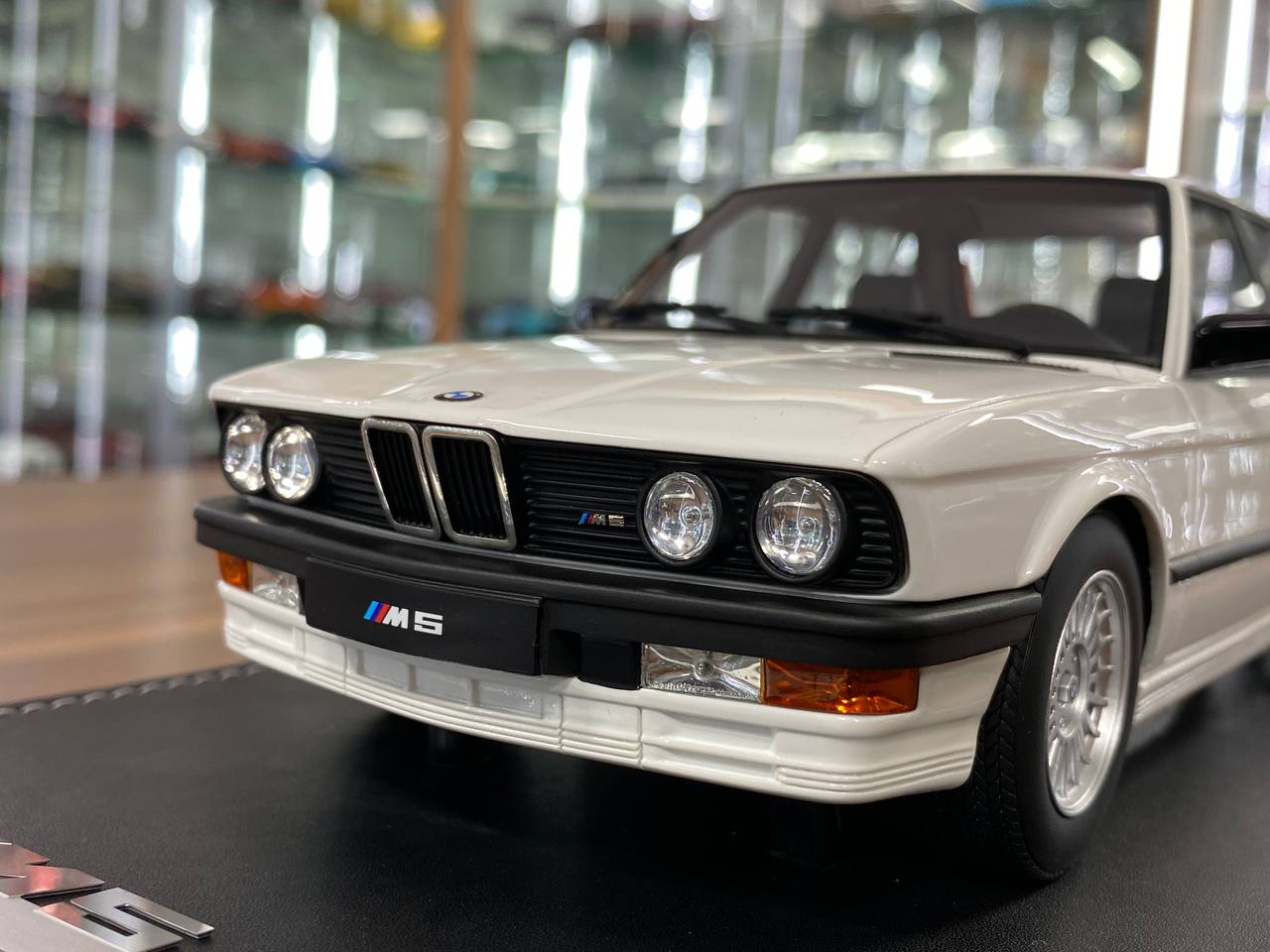 1/18 Resin Auto Barn BMW M5 E28 1986 White Limited - 60 pcs