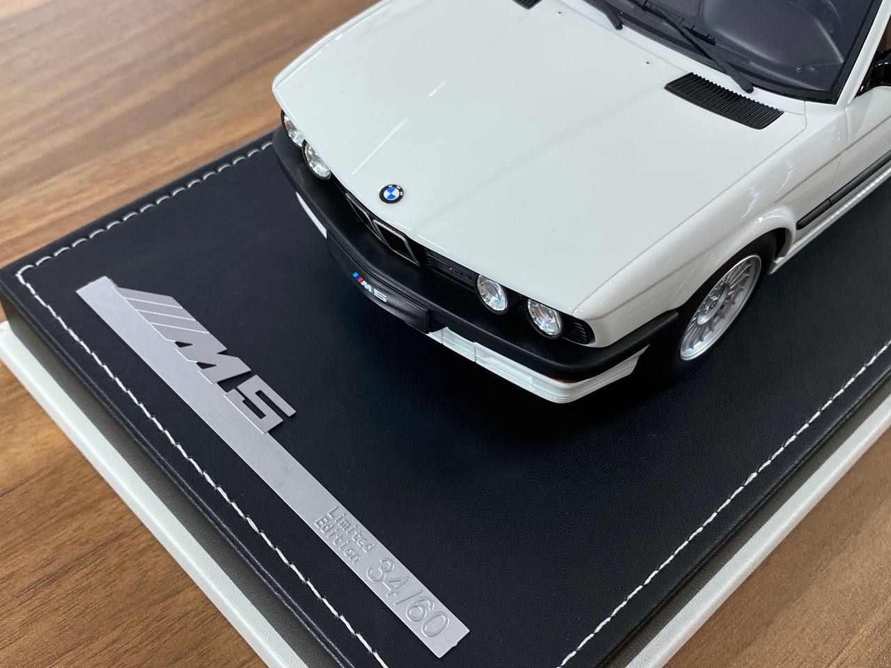 1/18 Resin Auto Barn BMW M5 E28 1986 White Limited - 60 pcs