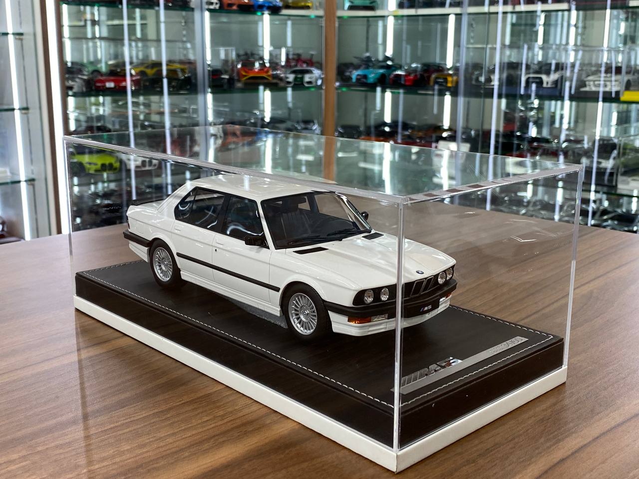 1/18 Resin Auto Barn BMW M5 E28 1986 White Limited - 60 pcs