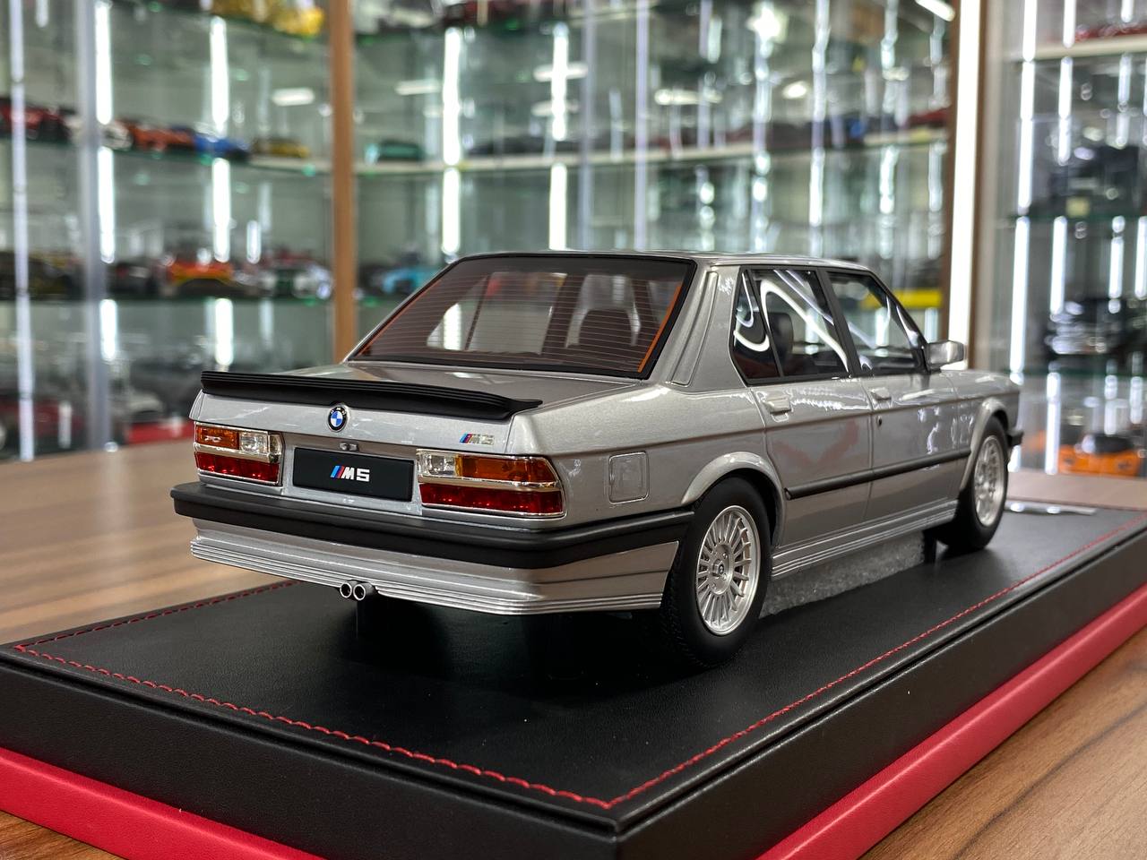 1/18 Resin Auto Barn BMW M5 E28 1986 Silver Limited - 60 pcs