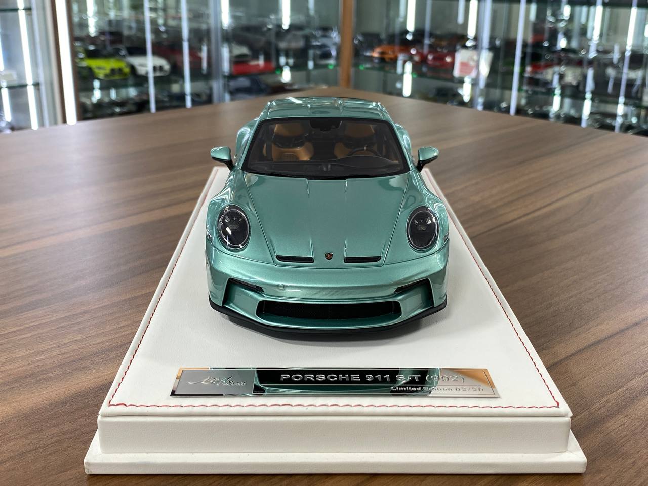 1/18 Resin IVY Models Porsche 911 S/T (992) Pearl Green / Gold rim Limited-20 pcs