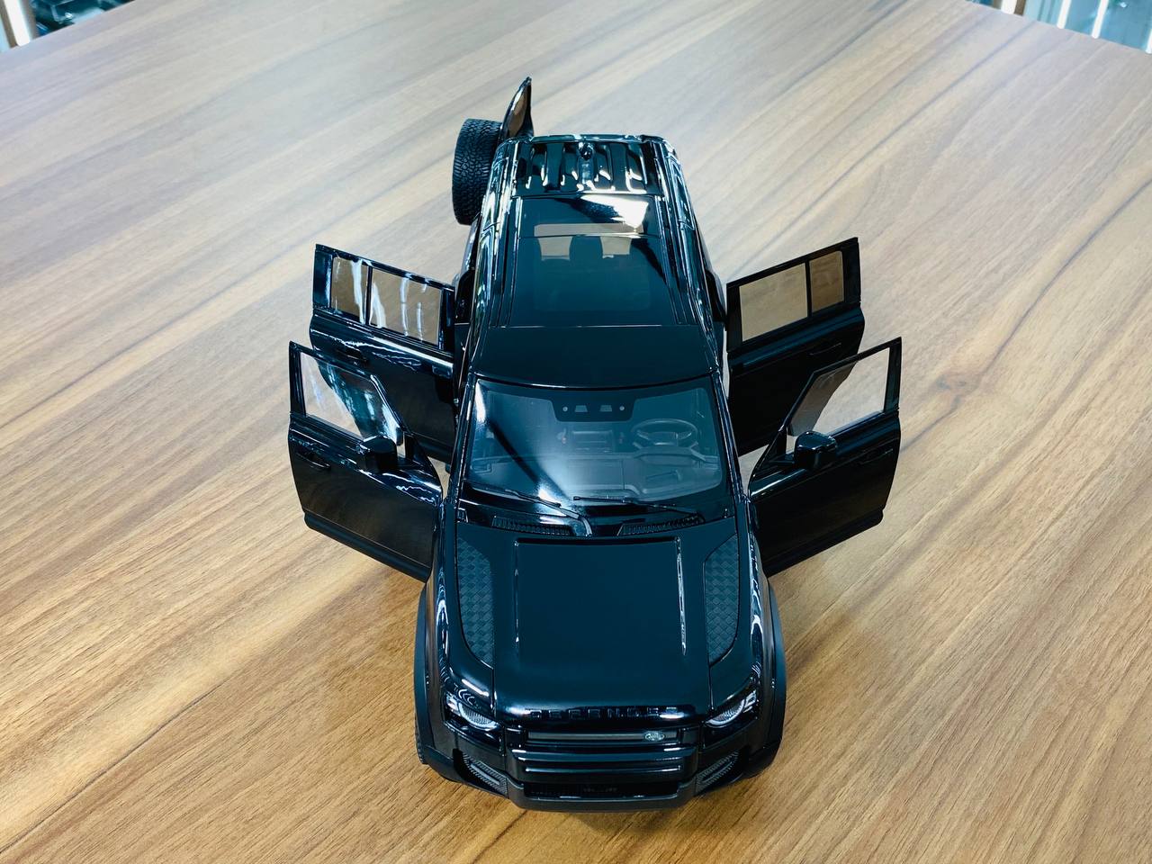 1/18 Land Rover Defender 110 Black Almost Real