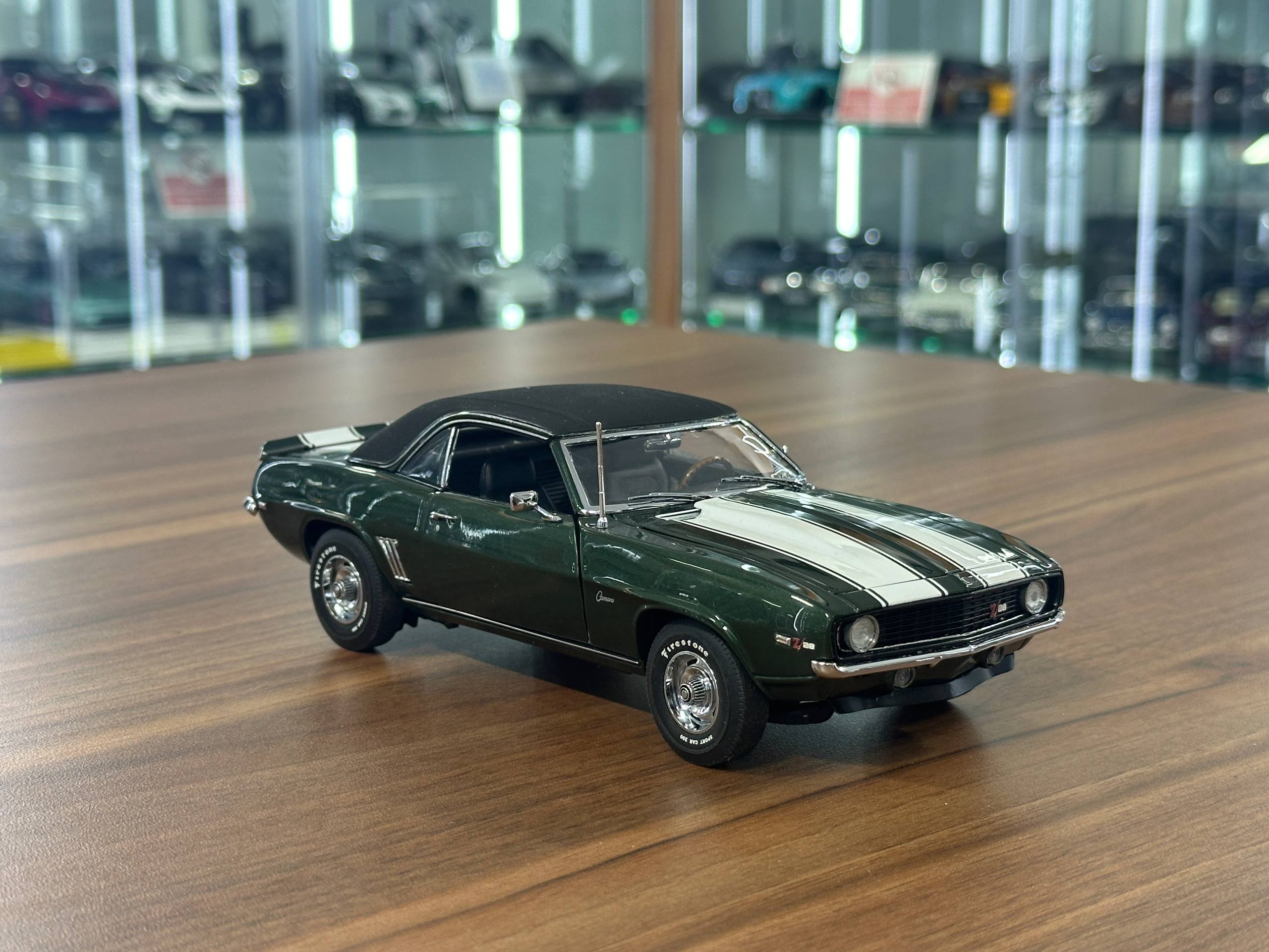 Chevrolet Camaro Z/28 1969 1:24 Diecast – Dark Green/White