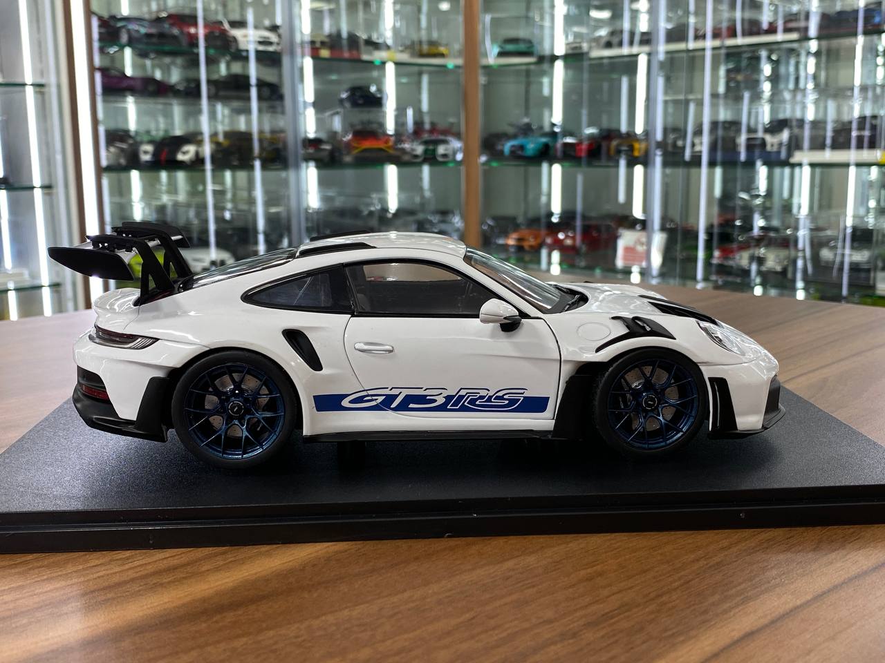 1/18 Diecast Porsche 911 (992) GT3 RS 2024 in White / blue by Solido