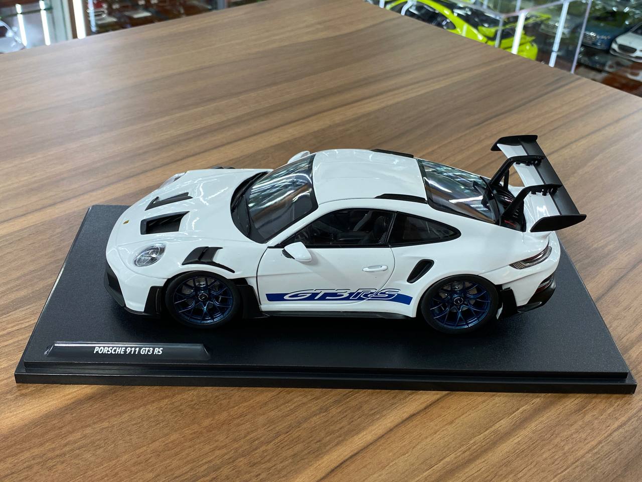 1/18 Diecast Porsche 911 (992) GT3 RS 2024 in White / blue by Solido