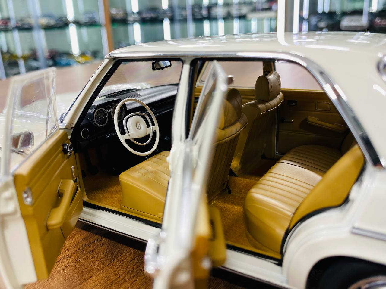 1/18 Metal Diecast Full Opening Norev Mercedes-Benz 200 1968 - White