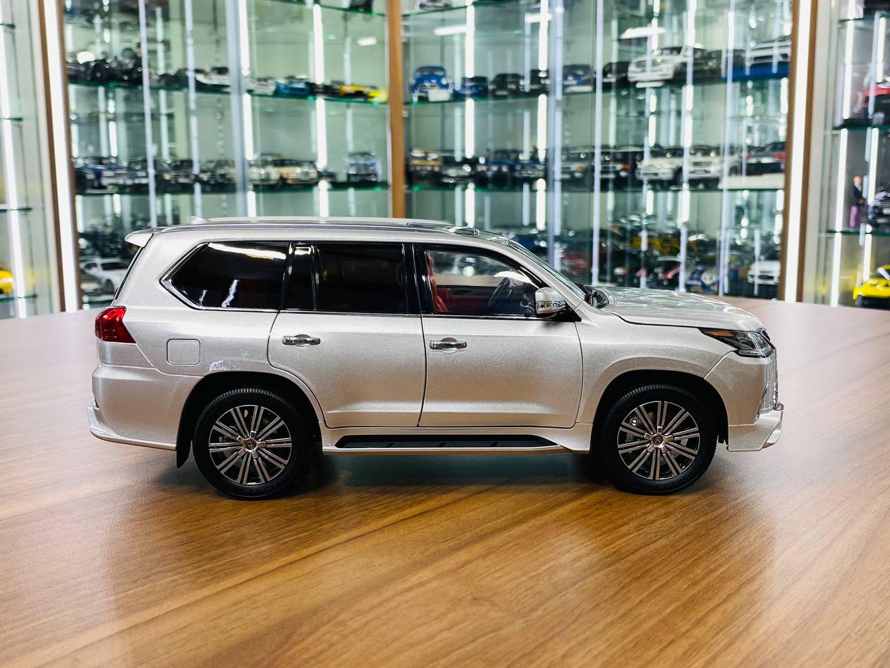 1/18 Lexus LX 570 Silver Model Car by LCD