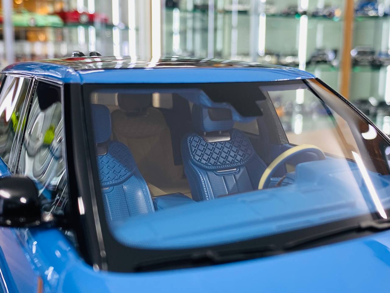 MotorHelix Range Rover Autobiography 2022 – 1/18 Resin Model, Light Blue, Limited 74