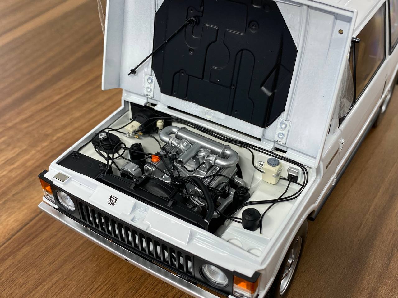 1/18 Diecast Land Rover Range Rover 1970 white Almost Real Scale Model Car