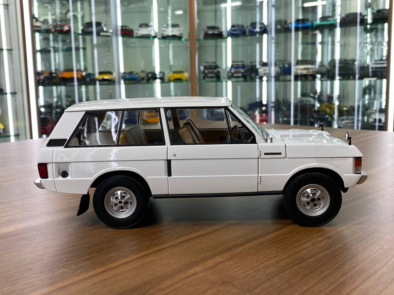 1/18 Diecast Land Rover Range Rover 1970 white Almost Real Scale Model Car