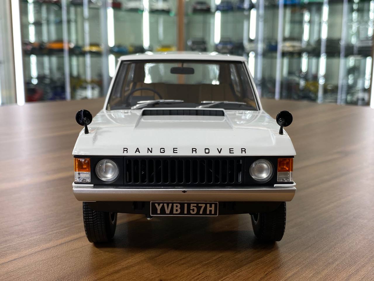 1/18 Diecast Land Rover Range Rover 1970 white Almost Real Scale Model Car