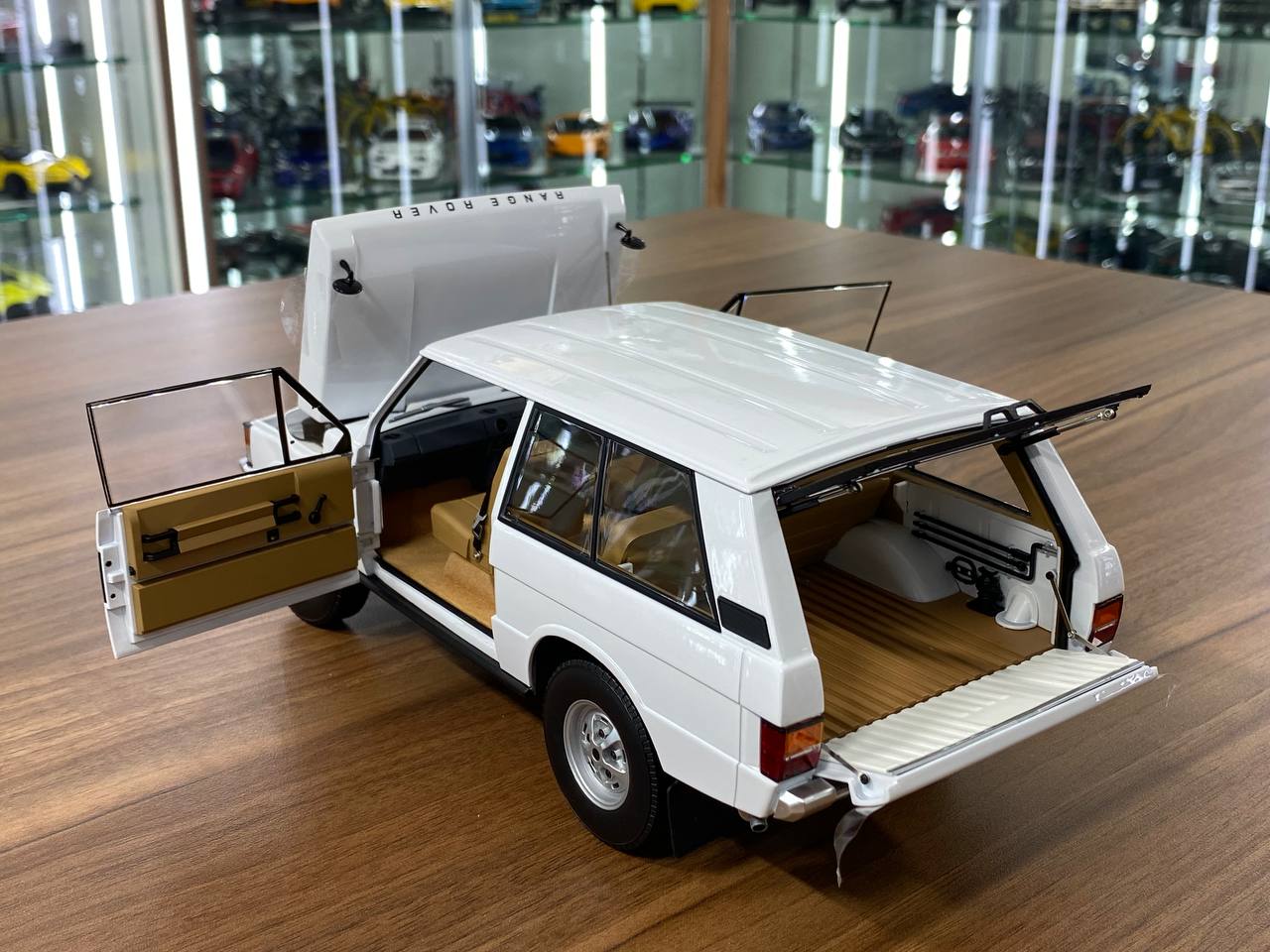 1/18 Diecast Land Rover Range Rover 1970 white Almost Real Scale Model Car