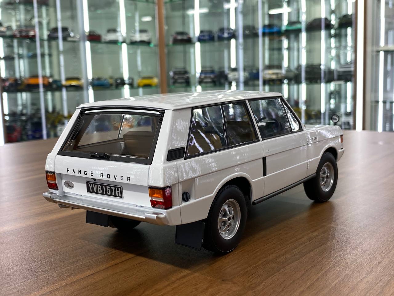 1/18 Diecast Land Rover Range Rover 1970 white Almost Real Scale Model Car