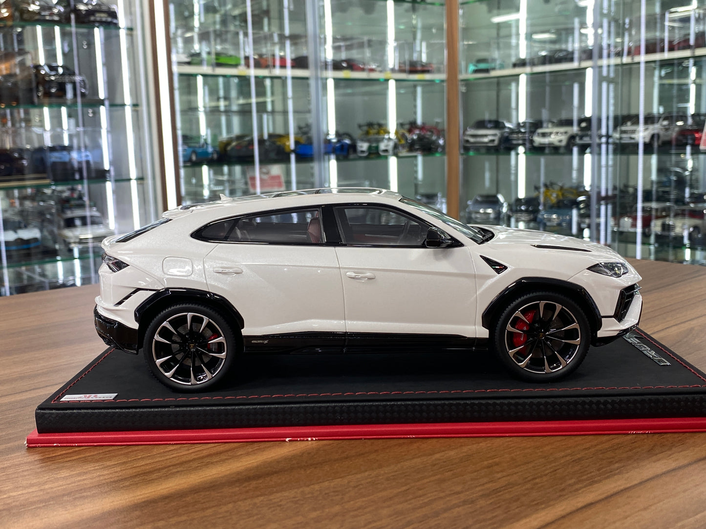 1/18 MR Collection Models Lamborghini URUS S Resin Model - Balloon White | Limited Edition