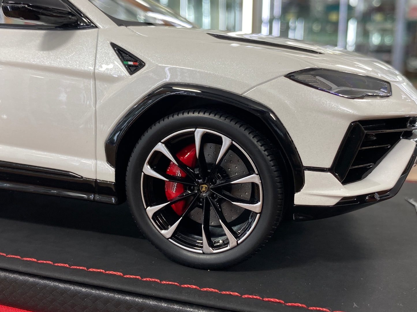 1/18 MR Collection Models Lamborghini URUS S Resin Model - Balloon White | Limited Edition
