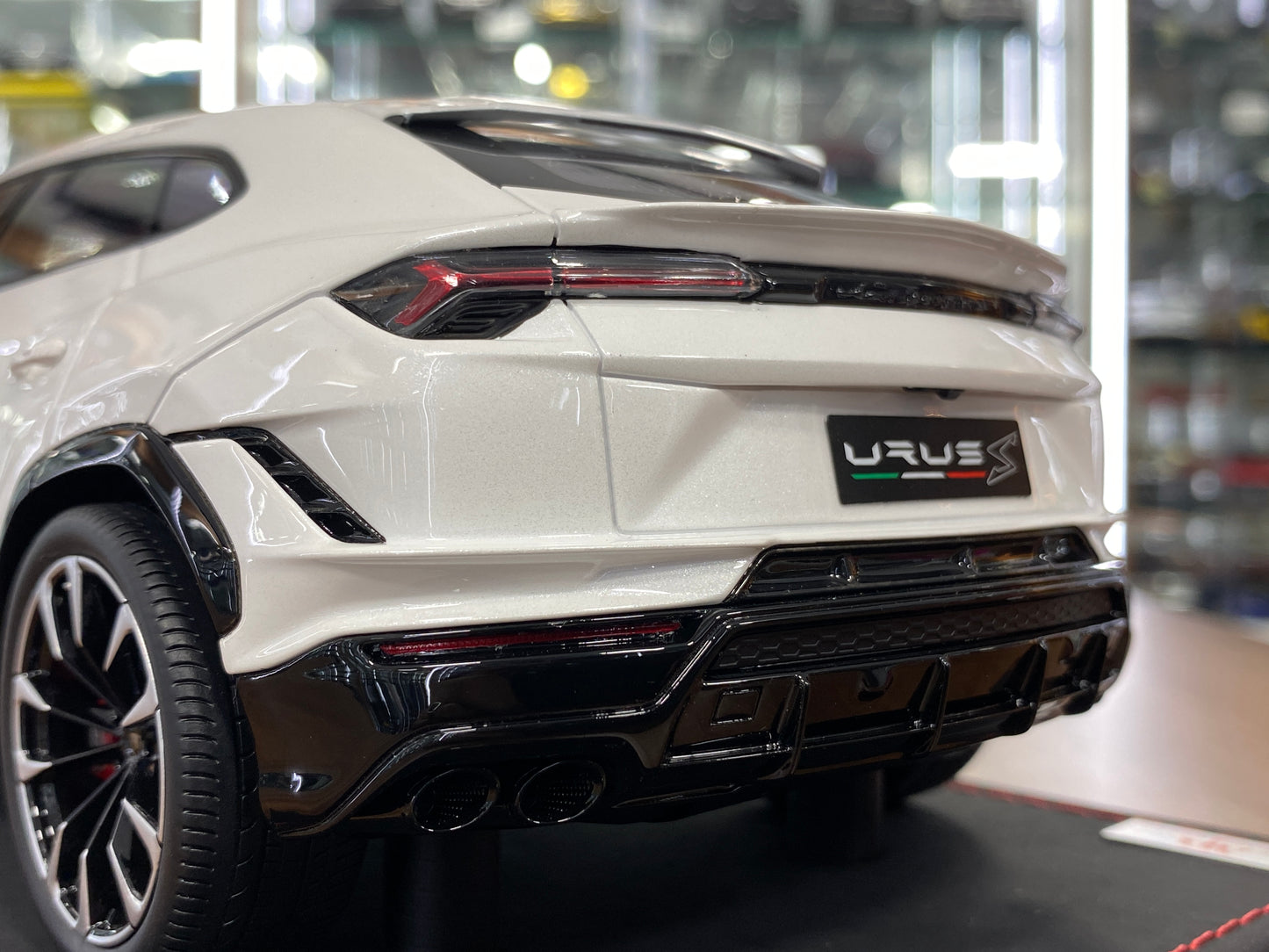 1/18 MR Collection Models Lamborghini URUS S Resin Model - Balloon White | Limited Edition