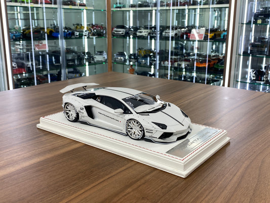 1/18 Resin Davis & Giovanni Lamborghini AVENTADOR LB Performance with White Carbon Fiber, black stripe Limited Edition - 10 pcs