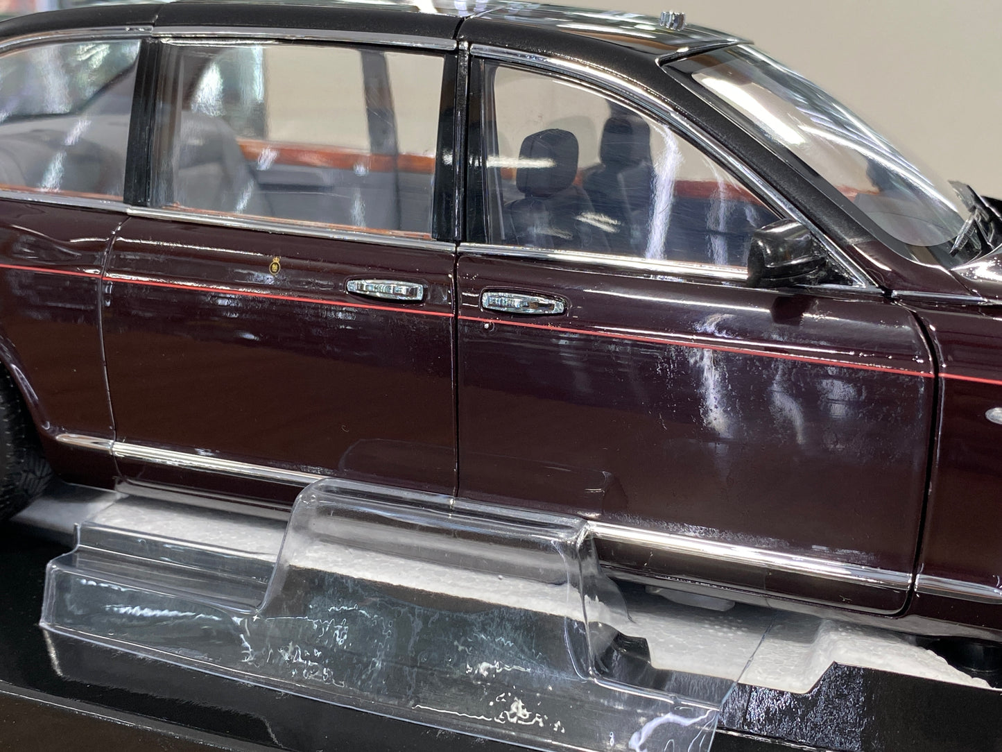 1/18 Diecast Full Opening – Minichamps Bentley State Limousine (Queen Elizabeth II – 2002) – Maroon