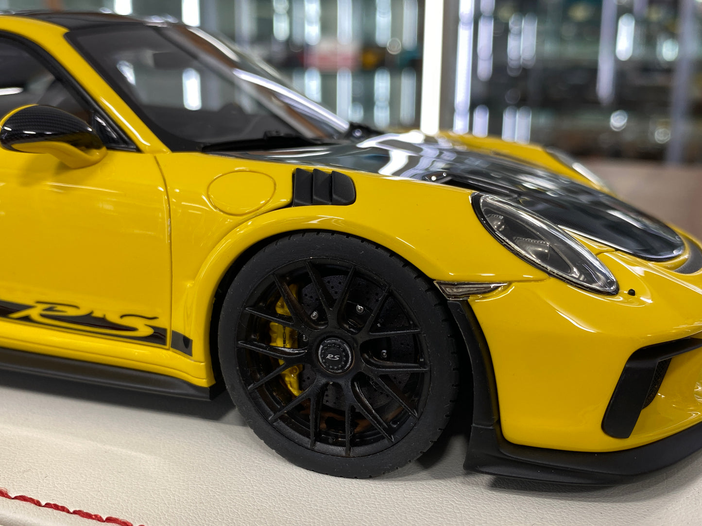 1/18 Resin Model – Davis & Giovanni PPorsche 911 GT3 RS (991.2) Yellow Limited 20 pcs