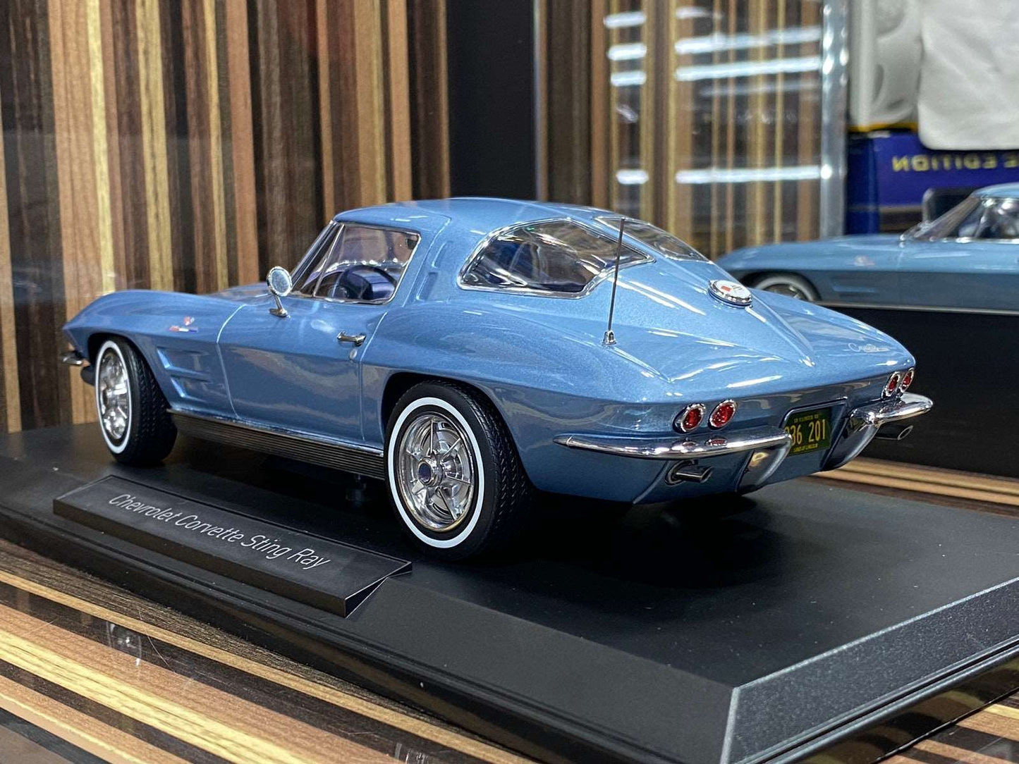 1/18 Diecast Chevrolet Corvette Sting Ray 1963 Blue Metallic Model car by Norev