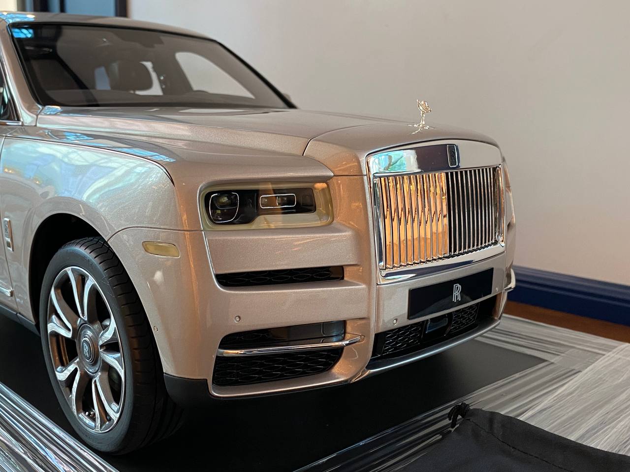 Exclusive 1/8 AMALGAM Scale - Rolls-Royce Cullinan with Full Opening and Working Lights (Remote Included)|Sold in Dturman.com Dubai UAE.