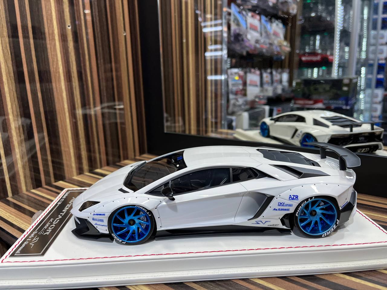 Davis & Giovanni Lamborghini Aventador LP750-4 SV 1/18 Resin Model - White|Sold in Dturman.com Dubai UAE.