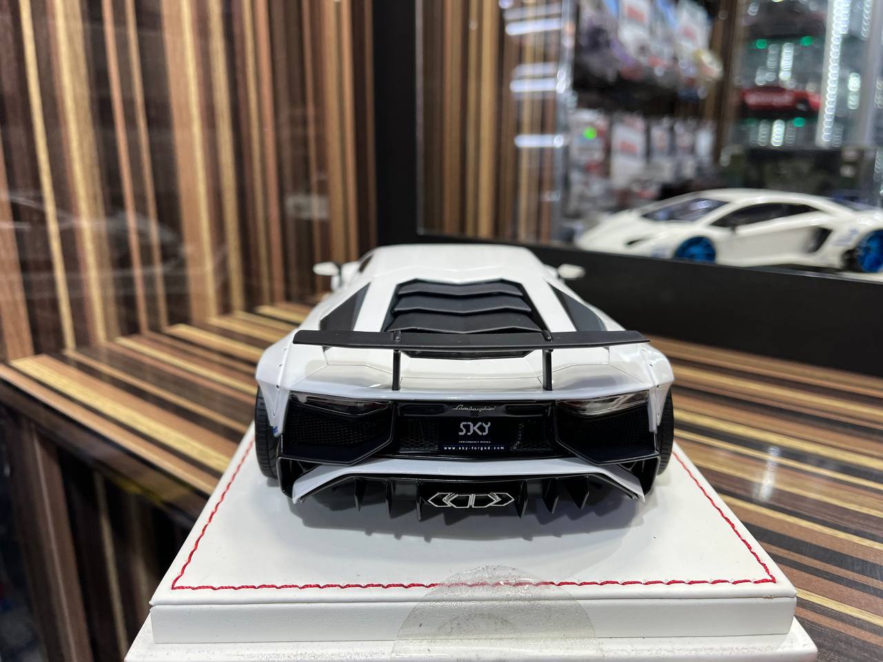 Davis & Giovanni Lamborghini Aventador LP750-4 SV 1/18 Resin Model - White|Sold in Dturman.com Dubai UAE.
