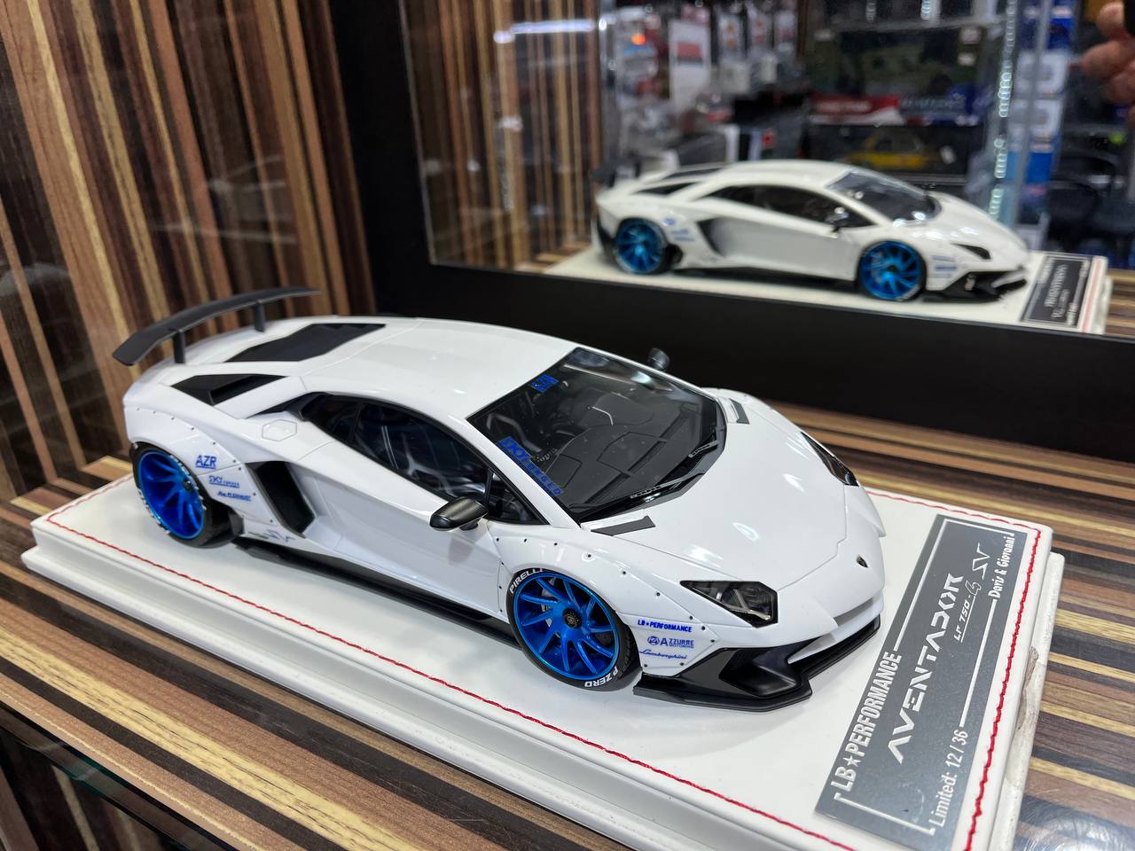 Davis & Giovanni Lamborghini Aventador LP750-4 SV 1/18 Resin Model - White|Sold in Dturman.com Dubai UAE.