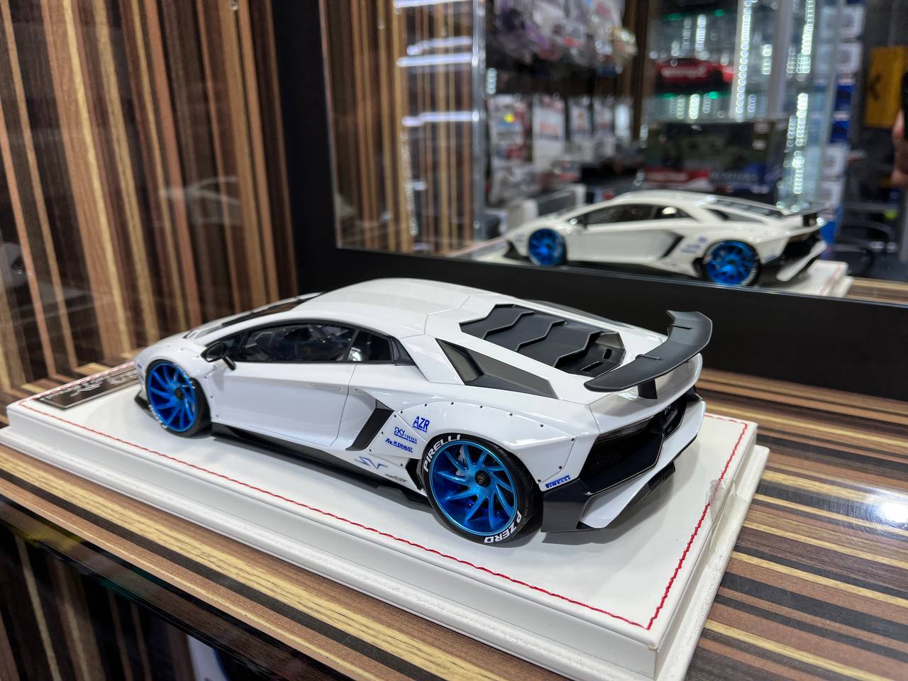 Davis & Giovanni Lamborghini Aventador LP750-4 SV 1/18 Resin Model - White|Sold in Dturman.com Dubai UAE.