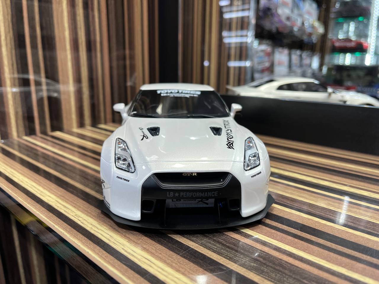 GT Spirit Nissan GTR R35 LBWK - 1/18 Resin Model, Not Opening - White