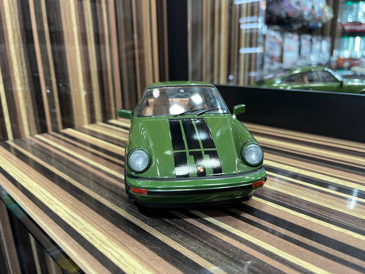 Solido Porsche 911 Carrera - 1/18 Diecast Model, Partial Opening - Green