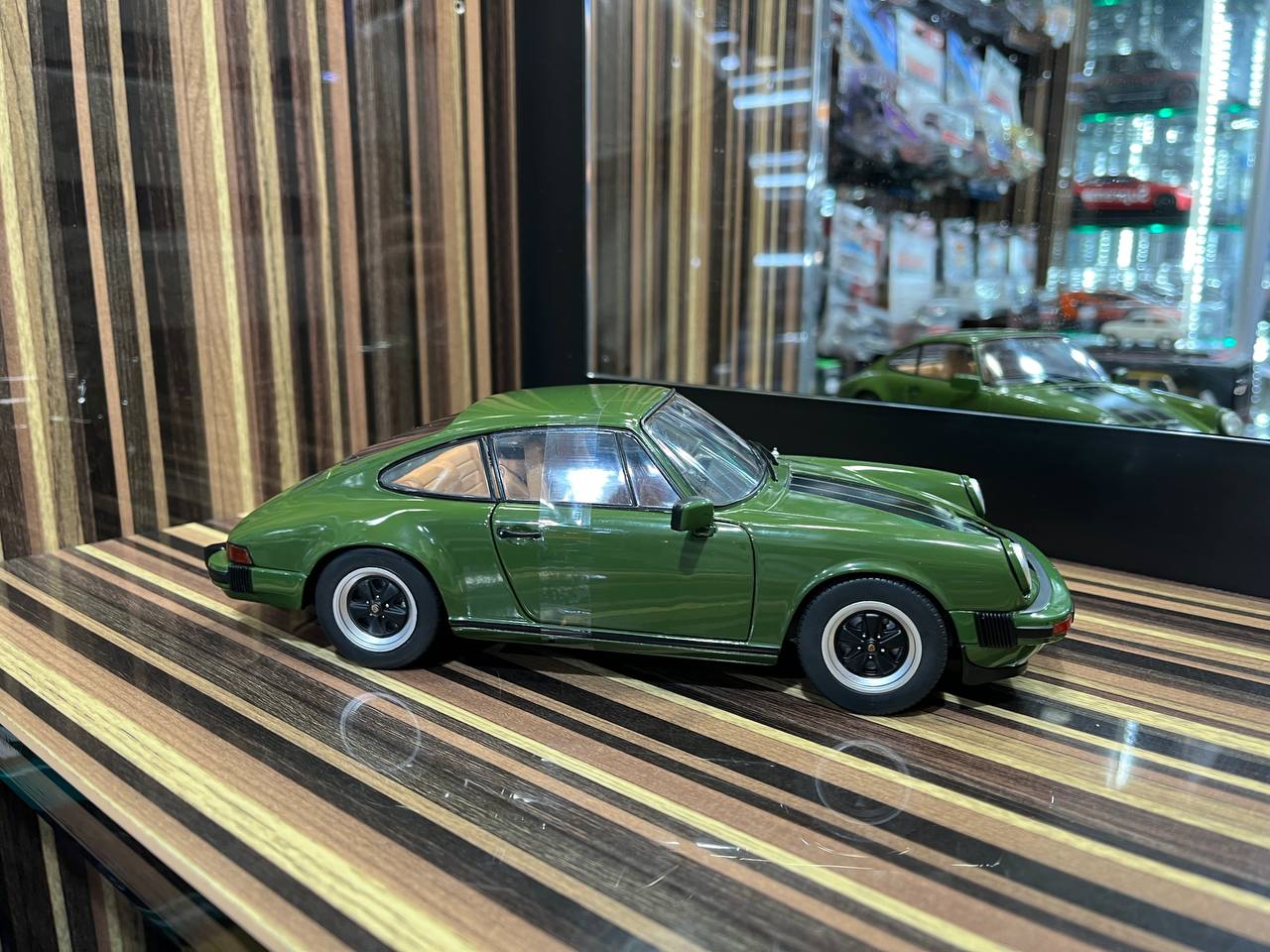 Solido Porsche 911 Carrera - 1/18 Diecast Model, Partial Opening - Green