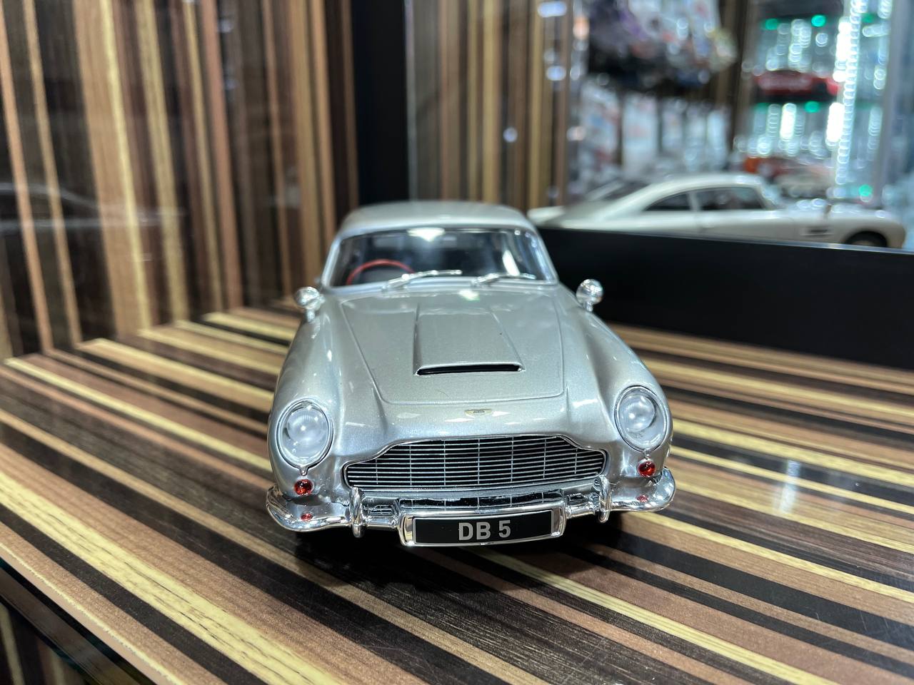 Solido Aston Martin DB5 - 1/18 Diecast Model, Partial Opening - Silver