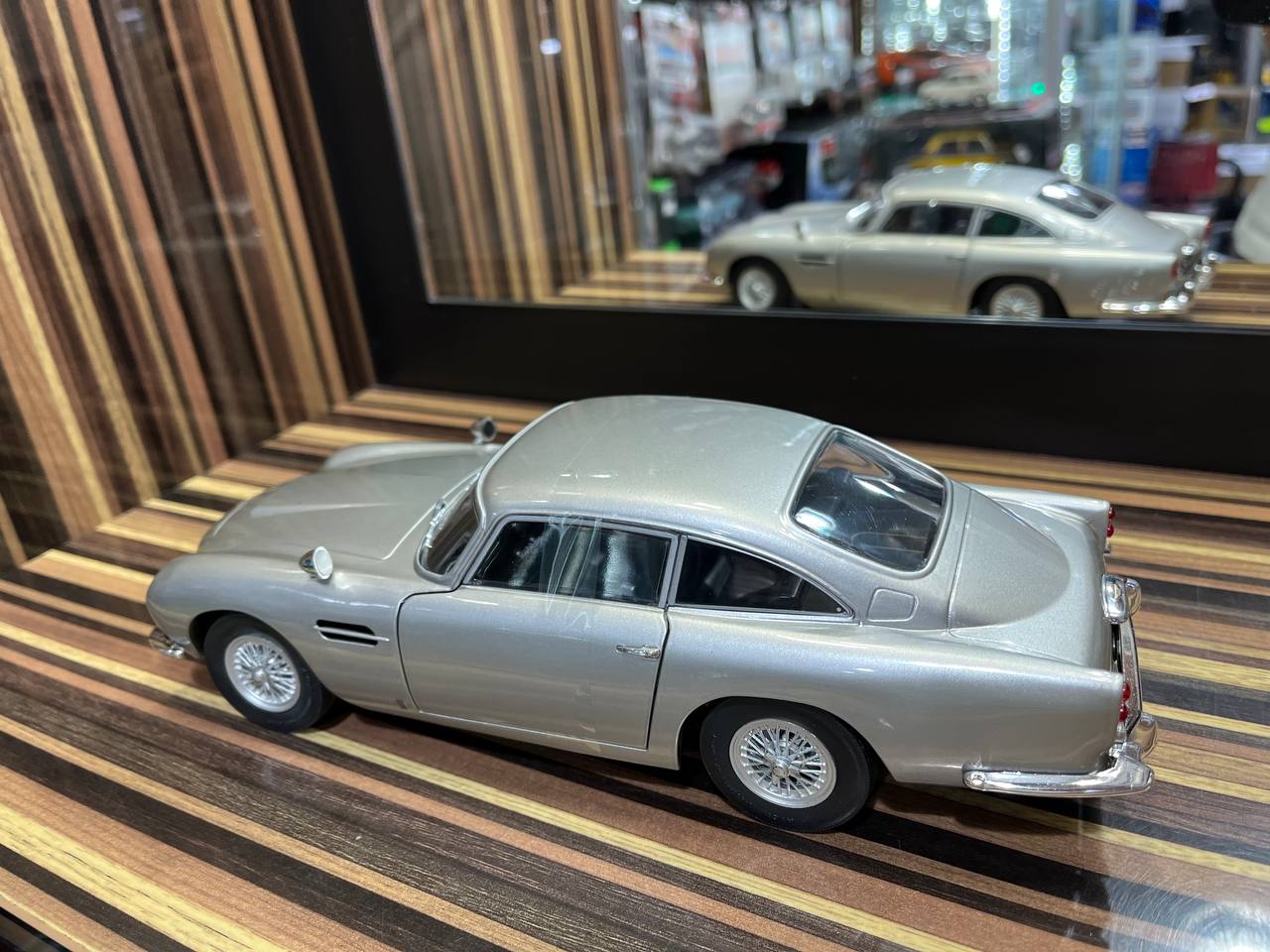 Solido Aston Martin DB5 - 1/18 Diecast Model, Partial Opening - Silver