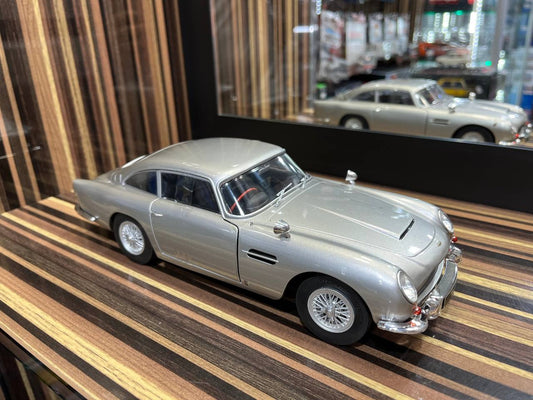Solido Aston Martin DB5 - 1/18 Diecast Model, Partial Opening - Silver
