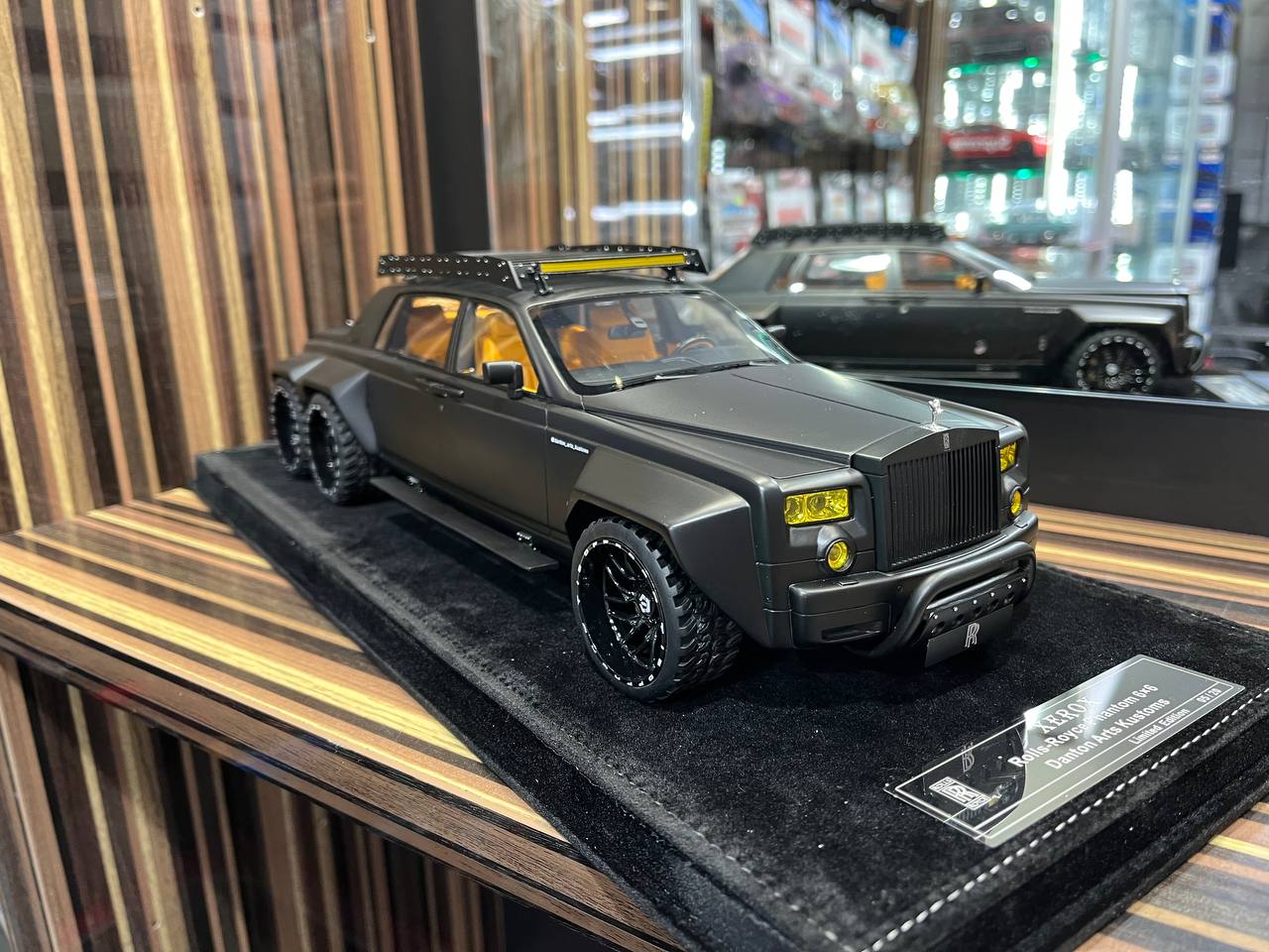 Xerox Rolls Royce Phantom 6x6 - 1/18 Resin Model, Working Lights Matt Black